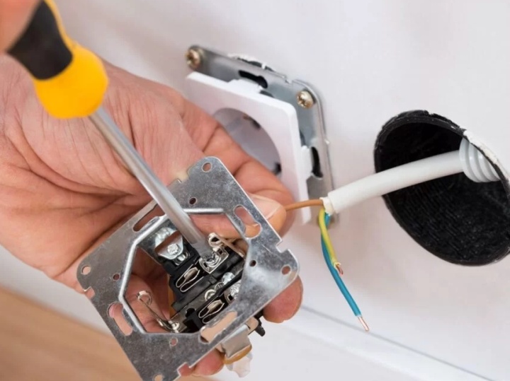 DIY-электрика: скрытые опасности и когда лучше доверить работу профессионалам