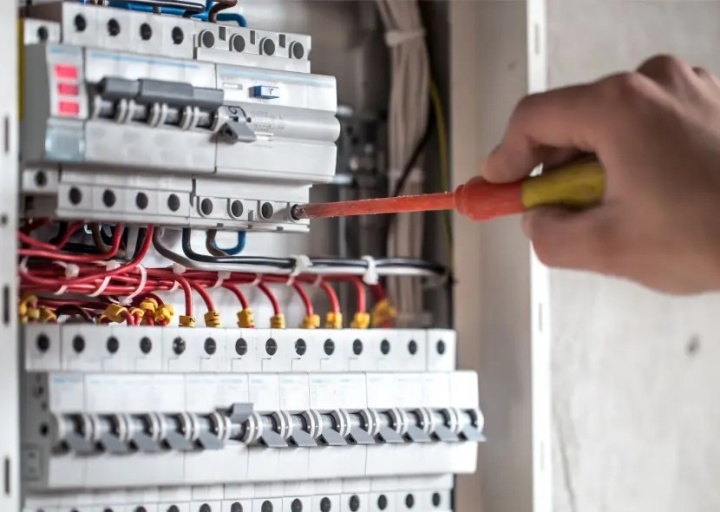 DIY-электрика: скрытые опасности и когда лучше доверить работу профессионалам
